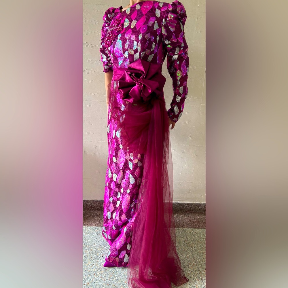 Formal dress, size 6. Stunning piece of art-making